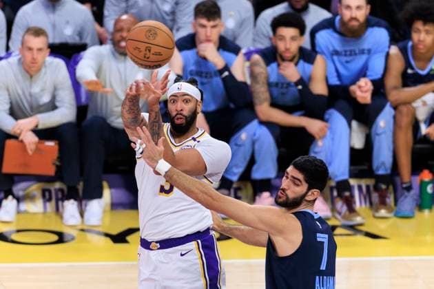 Sport Themen der Woche KW50 Sport Bilder des Tages December 15, 2024, Los Angeles, California, USA: Anthony Davis 3 of the Los Angeles Lakers passes the ball as Santi Aldama 7 of the Memphis Grizzlies defends during their regular season NBA, Basketball Herren, USA game on Sunday December 15, 2024 at Crypto.com Arena in Los Angeles, California. Lakers defeat Trail Blazers, 107-98. ARIANA RUIZ PI Los Angeles U.S - ZUMAp124 20241215_zaa_p124_005 Copyright: xArianaxRuizx