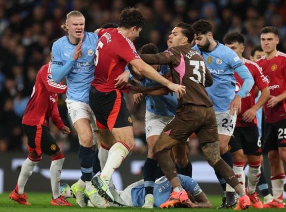 Sport Themen der Woche KW50 Sport Bilder des Tages Harry Maguire of Manchester United, ManU and Erling Haaland of Manchester City clash during the game as Kyle Walker lies on the floor Manchester City v Manchester United, Premier League, Football, Etihad Stadium, Manchester, UK - 15 Dec 2024 EDITORIAL USE ONLY No use with unauthorised audio, video, data, fixture lists, club league logos or live services. Online in-match use limited to 120 images, no video emulation. No use in betting, games or single club league player publications.  Copyright: xPaulxCurrie Shutterstockx 15001762hj