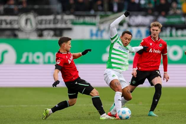 Enzo Leopold Hannover 96 and Roberto Massimo SpVgg Greuther Fuerth battle for the ball, 2 Bundesliga, SpVgg Greuther Fürth vs Hannover 96, Sportpark Ronhof Thomas Sommer, December 15, 2024 in Fürth, Germany Photo by Marco Steinbrenner DeFodi Images Enzo Leopold Hannover 96 and Roberto Massimo SpVgg Greuther Fuerth battle for the ball, 2 Bundesliga, SpVgg Greuther Fuerth vs Hannover 96, Sportpark Ronhof Thomas Sommer, December 15, 2024 in Fuerth, Germany Photo by Marco Steinbrenner DeFodi Images DFB DFL REGULATIONS PROHIBIT ANY USE OF PHOTOGRAPHS AS IMAGE SEQUENCES AND OR QUASI VIDEO Defodi 700 fuerth hannover 20241215 113 Defodi-700 DFB DFL REGULATIONS PROHIBIT ANY USE OF PHOTOGRAPHS AS IMAGE SEQUENCES AND OR QUASI-VIDEO.