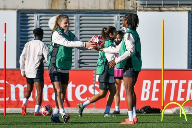 December 16, 2024, Valdebebas, Madrid, Spain: Real Madrid CF Femenino player MELANIE LEUPOLZ and NAOMIE FELLER during training at the Alfredo Di Stefano, Spain, Dec. 16. Valdebebas Spain - ZUMAc312 20241216_zsp_c312_012 Copyright: xOscarxManuelxSanchezx