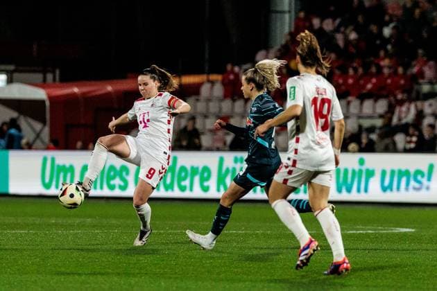 Google Pixel Frauen Bundesliga 1 FC Köln RB Leipzig 16 12 2024 duel Adriana Achcinska 1 FC Köln, 9 , Jenny Hipp RB Leipzig, 19 Google Pixel Frauen Bundesliga 1 FC Köln RB Leipzig, Köln, Franz Kremer Stadion am 16 12 2024 DFB REGULATIONS PROHIBIT ANY USE OF PHOTOGRAPHS AS IMAGE SEQUENCES AND OR QUASI VIDEO Copyright: xBEAUTIFULxSPORTS Wunderlx