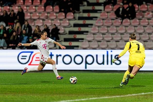 Google Pixel Frauen Bundesliga 1 FC Köln RB Leipzig 16 12 2024 Zweikampf Dora Zeller 1 FC Köln, 19 , Elvira Herzog RB Leipzig, 1 Google Pixel Frauen Bundesliga 1 FC Köln RB Leipzig, Köln, Franz Kremer Stadion am 16 12 2024 DFB REGULATIONS PROHIBIT ANY USE OF PHOTOGRAPHS AS IMAGE SEQUENCES AND OR QUASI VIDEO Copyright: xBEAUTIFULxSPORTS Wunderlx
