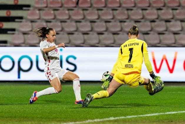 Google Pixel Frauen Bundesliga 1 FC Köln RB Leipzig 16 12 2024 Zweikampf Dora Zeller 1 FC Köln, 19 , Elvira Herzog RB Leipzig, 1 Google Pixel Frauen Bundesliga 1 FC Köln RB Leipzig, Köln, Franz Kremer Stadion am 16 12 2024 DFB REGULATIONS PROHIBIT ANY USE OF PHOTOGRAPHS AS IMAGE SEQUENCES AND OR QUASI VIDEO Copyright: xBEAUTIFULxSPORTS Wunderlx