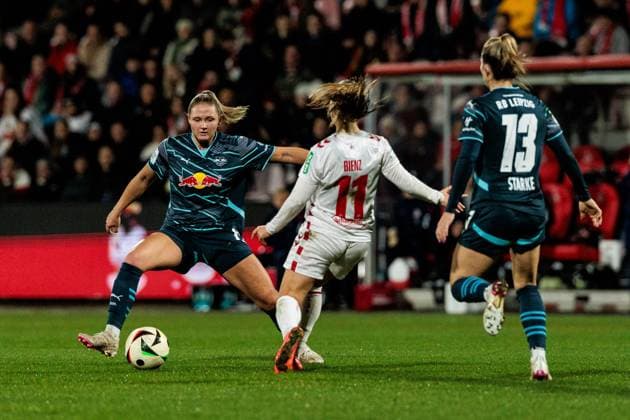 Google Pixel Frauen Bundesliga 1 FC Köln RB Leipzig 16 12 2024 Zweikampf Marleen Schimmer RB Leipzig, 14 , Alena Bienz 1 FC Köln, 11 Google Pixel Frauen Bundesliga 1 FC Köln RB Leipzig, Köln, Franz Kremer Stadion am 16 12 2024 DFB REGULATIONS PROHIBIT ANY USE OF PHOTOGRAPHS AS IMAGE SEQUENCES AND OR QUASI VIDEO Copyright: xBEAUTIFULxSPORTS Wunderlx