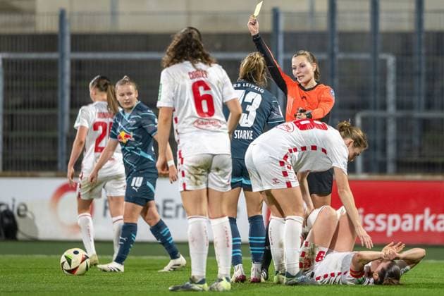 16 12 2024, Soccer Google Pixel Womens Bundesliga, Season 2024 2025, Matchday 12, 1 FC Koeln RB Leipzig at Franz Kremer Stadium in Cologne Sandra Starke RB Leipzig receives a yellow card after a foul, 13 receives a yellow card from referee Selina Menzel Important note According to the regulations of the DFL German Football League and the DFB German Football Association, it is prohibited to use or have used photographs taken in the stadium and or of the match in the form of sequential images and or video-like photo series Foto Kirchner Media TH Copyright: xKirchner-Media THx