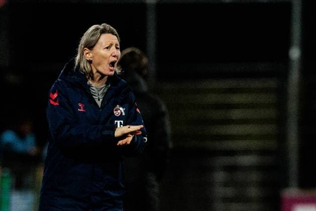 Google Pixel Frauen Bundesliga 1 FC Köln RB Leipzig 16 12 2024 Jaqueline Dünker Interim coach 1 FC Köln roars and cheers on her team Google Pixel Frauen Bundesliga 1 FC Köln RB Leipzig, Köln, Franz Kremer Stadion am 16 12 2024 DFB REGULATIONS PROHIBIT ANY USE OF PHOTOGRAPHS AS IMAGE SEQUENCES AND OR QUASI VIDEO Copyright: xBEAUTIFULxSPORTS Wunderlx