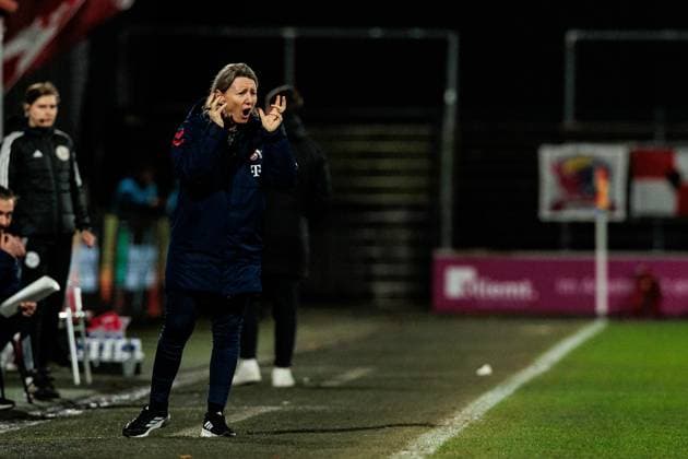 Google Pixel Frauen Bundesliga 1 FC Köln RB Leipzig 16 12 2024 Jaqueline Dünker Interim coach 1 FC Köln yells and gesticulates Google Pixel Frauen Bundesliga 1 FC Köln RB Leipzig, Köln, Franz Kremer Stadion am 16 12 2024 DFB REGULATIONS PROHIBIT ANY USE OF PHOTOGRAPHS AS IMAGE SEQUENCES AND OR QUASI VIDEO Copyright: xBEAUTIFULxSPORTS Wunderlx