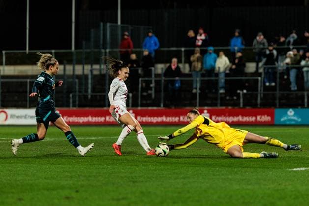 Google Pixel Frauen Bundesliga 1 FC Köln RB Leipzig 16 12 2024 Zweikampf Alena Bienz 1 FC Köln, 11 , Elvira Herzog RB Leipzig, 1 Google Pixel Frauen Bundesliga 1 FC Köln RB Leipzig, Köln, Franz Kremer Stadion am 16 12 2024 DFB REGULATIONS PROHIBIT ANY USE OF PHOTOGRAPHS AS IMAGE SEQUENCES AND OR QUASI VIDEO Copyright: xBEAUTIFULxSPORTS Wunderlx