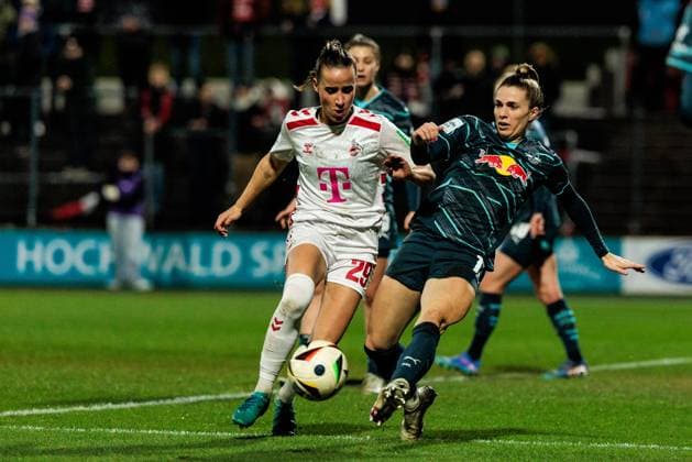 Google Pixel Frauen Bundesliga 1 FC Köln RB Leipzig 16 12 2024 duel Vanessa Leimenstoll 1 FC Köln, 29 , Sandra Starke RB Leipzig, 13 Google Pixel Frauen Bundesliga 1 FC Köln RB Leipzig, Köln, Franz Kremer Stadion am 16 12 2024 DFB REGULATIONS PROHIBIT ANY USE OF PHOTOGRAPHS AS IMAGE SEQUENCES AND OR QUASI VIDEO Copyright: xBEAUTIFULxSPORTS Wunderlx