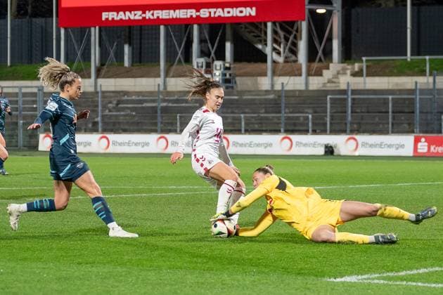 16 12 2024, Soccer Google Pixel Womens Bundesliga, Season 2024 2025, Matchday 12, 1 FC Cologne RB Leipzig at Franz Kremer Stadium in Cologne Eva Herzog RB Leipzig, 01 has the ball in front of Alena Bienz 1 FC Cologne, 11 Jenny Hipp RB Leipzig, 19 Important note In accordance with the regulations of the DFL German Football League and the DFB German Football Association, it is prohibited to use or have used photographs taken in the stadium or of the match in the form of sequential images or video-like photo series Foto Kirchner Media TH Copyright: xKirchner-Media THx