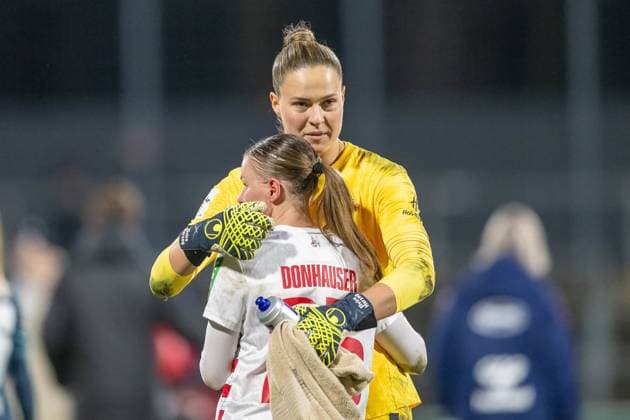 16 12 2024, Soccer Google Pixel Womens Bundesliga, Season 2024 2025, 12 Matchday, 1 FC Koeln RB Leipzig at Franz Kremer Stadium in Cologne Eva Herzog RB Leipzig, 01 troestet Laura Donhauser 1 FC Köln, 25 after the defeat Important note According to the regulations of the DFL German Football League and the DFB German Football Association, it is prohibited to use or have used photographs taken in the stadium and or of the match in the form of sequential images and or video-like photo series Foto Kirchner Media TH Copyright: xKirchner-Media THx