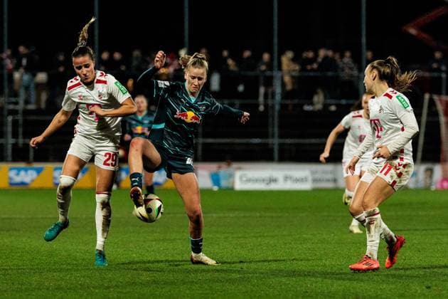 Google Pixel Women Bundesliga 1 FC Köln RB Leipzig 16 12 2024 duel Vanessa Leimenstoll 1 FC Köln, 29 , Marlene Müller RB Leipzig, 27 Google Pixel Women Bundesliga 1 FC Köln RB Leipzig, Köln, Franz Kremer Stadion am 16 12 2024 DFB REGULATIONS PROHIBIT ANY USE OF PHOTOGRAPHS AS IMAGE SEQUENCES AND OR QUASI VIDEO Copyright: xBEAUTIFULxSPORTS Wunderlx