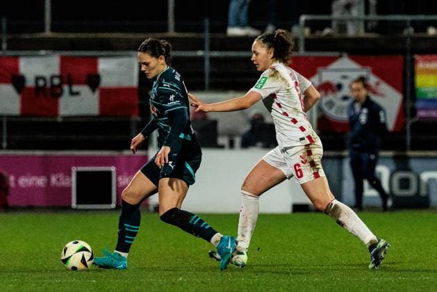 Google Pixel Frauen Bundesliga 1 FC Köln RB Leipzig 16 12 2024 Zweikampf Giovanna Hoffmann RB Leipzig, 7 , Lotta Cordes 1 FC Köln, 6 Google Pixel Frauen Bundesliga 1 FC Köln RB Leipzig, Köln, Franz Kremer Stadion am 16 12 2024 DFB REGULATIONS PROHIBIT ANY USE OF PHOTOGRAPHS AS IMAGE SEQUENCES AND OR QUASI VIDEO Copyright: xBEAUTIFULxSPORTS Wunderlx