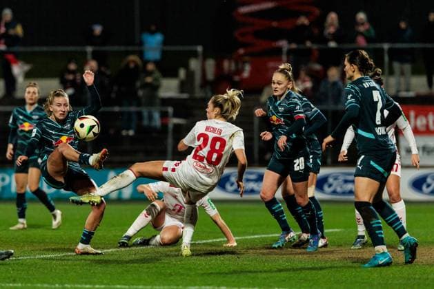 Google Pixel Frauen Bundesliga 1 FC Köln RB Leipzig 16 12 2024 Zweikampf Marlene Müller RB Leipzig, 27 , Janina Hechler 1 FC Köln, 28 Google Pixel Frauen Bundesliga 1 FC Köln RB Leipzig, Köln, Franz Kremer Stadion am 16 12 2024 DFB REGULATIONS PROHIBIT ANY USE OF PHOTOGRAPHS AS IMAGE SEQUENCES AND OR QUASI VIDEO Copyright: xBEAUTIFULxSPORTS Wunderlx