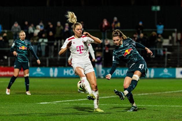 Google Pixel Women Bundesliga 1 FC Köln RB Leipzig 16 12 2024 duel Janina Hechler 1 FC Köln, 28 , Julia Landenberger RB Leipzig, 21 Google Pixel Women Bundesliga 1 FC Köln RB Leipzig, Köln, Franz Kremer Stadion am 16 12 2024 DFB REGULATIONS PROHIBIT ANY USE OF PHOTOGRAPHS AS IMAGE SEQUENCES AND OR QUASI VIDEO Copyright: xBEAUTIFULxSPORTS Wunderlx