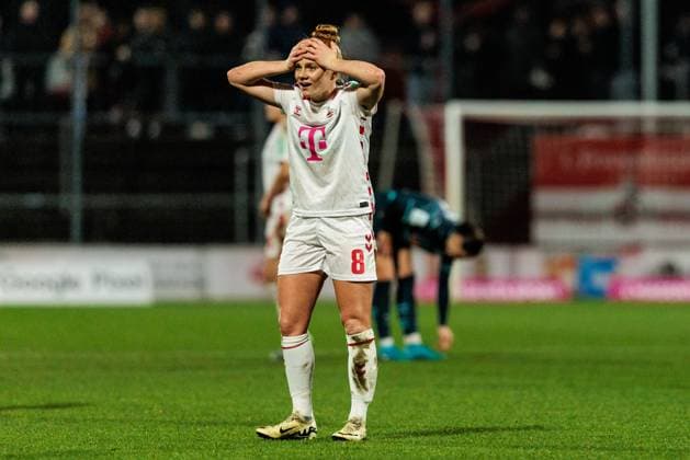 Google Pixel Frauen Bundesliga 1 FC Köln RB Leipzig 16 12 2024 Laura Vogt 1 FC Köln, 8 beats her hands over her head in bewilderment Google Pixel Frauen Bundesliga 1 FC Köln RB Leipzig, Köln, Franz Kremer Stadion am 16 12 2024 DFB REGULATIONS PROHIBIT ANY USE OF PHOTOGRAPHS AS IMAGE SEQUENCES AND OR QUASI VIDEO Copyright: xBEAUTIFULxSPORTS Wunderlx