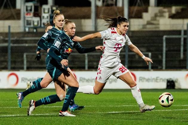 Google Pixel Frauen Bundesliga 1 FC Köln RB Leipzig 16 12 2024 duel Frederike Kempe RB Leipzig, 2 , Martyna Wiankowska 1 FC Köln, 26 Google Pixel Frauen Bundesliga 1 FC Köln RB Leipzig, Köln, Franz Kremer Stadion am 16 12 2024 DFB REGULATIONS PROHIBIT ANY USE OF PHOTOGRAPHS AS IMAGE SEQUENCES AND OR QUASI VIDEO Copyright: xBEAUTIFULxSPORTS Wunderlx