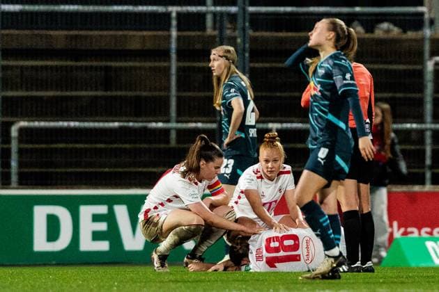 Google Pixel Womens Bundesliga 1 FC Köln RB Leipzig 16 12 2024 Taylor Ziemer 1 FC Köln, 18 stays down, Adriana Achcinska 1 FC Köln, 9 and Laura Vogt 1 FC Köln, 8 look after her Google Pixel Womens Bundesliga 1 FC Köln RB Leipzig, Köln, Franz Kremer Stadion am 16 12 2024 DFB REGULATIONS PROHIBIT ANY USE OF PHOTOGRAPHS AS IMAGE SEQUENCES AND OR QUASI VIDEO Copyright: xBEAUTIFULxSPORTS Wunderlx