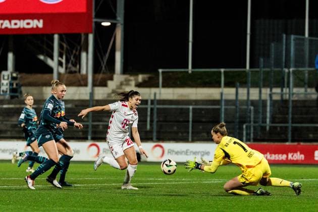 Google Pixel Frauen Bundesliga 1 FC Köln RB Leipzig 16 12 2024 duel Frederike Kempe RB Leipzig, 2 , Martyna Wiankowska 1 FC Köln, 26 , Elvira Herzog RB Leipzig, 1 Google Pixel Frauen Bundesliga 1 FC Köln RB Leipzig, Köln, Franz Kremer Stadion am 16 12 2024 DFB REGULATIONS PROHIBIT ANY USE OF PHOTOGRAPHS AS IMAGE SEQUENCES AND OR QUASI VIDEO Copyright: xBEAUTIFULxSPORTS Wunderlx