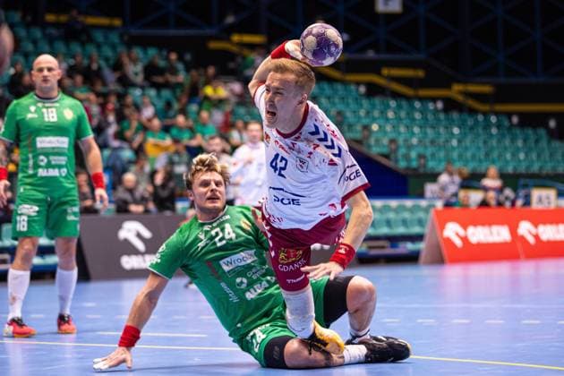 WROCLAW 16.12.2024 MECZ 16. KOLEJKA ORLEN SUPERLIGA MEZCZYZN PILKA RECZNA SEZON 2024 25: WKS SLASK WROCLAW - PGE WYBRZEZE GDANSK --- MEN S HANDBALL TOP LEAGUE MATCH: WKS SLASK WROCLAW - PGE WYBRZEZE GDANSK nz JAKUB BEDZIKOWSKI KRZYSZTOF GADEK FOT. ERNEST KOLODZIEJ 400mm.pl NEWSPIX.PL --- newspix.pl 