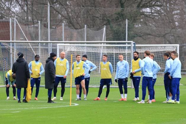 DEU, DFL, 2 FBL Hertha BSC, Training, 17 12 2024, Sportforum, Berlin, DEU, DFL, 2 FBL Hertha BSC, Training, im Bild Cheftrainer Cristian Fiel Hertha BSC Berlin , Hertha Spielerkreis DFL regulations prohibit any use of Photographs as image sequences and or quasi video Foto Juergen Engler nordphoto GmbH nordphotoxGmbHx xEngler nph00076