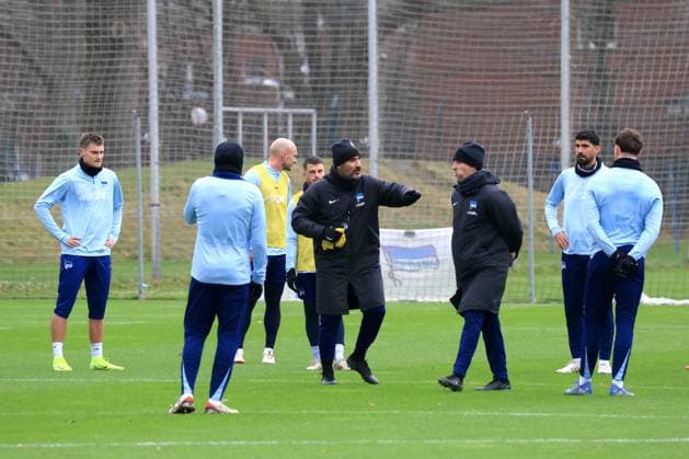 DEU, DFL, 2 FBL Hertha BSC, Training, 17 12 2024, Sportforum, Berlin, DEU, DFL, 2 FBL Hertha BSC, Training, in the picture Head Coach Cristian Fiel Hertha BSC Berlin , Hertha player circle, Co Coach Jaime Monroy Hertha BSC Berlin DFL regulations prohibit any use of Photographs as image sequences and or quasi video Foto Juergen Engler nordphoto GmbH nordphotoxGmbHx xEngler nph00076