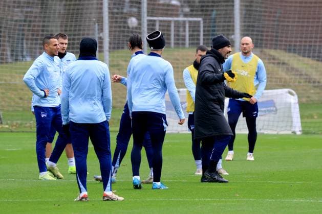 DEU, DFL, 2 FBL Hertha BSC, Training, 17 12 2024, Sportforum, Berlin, DEU, DFL, 2 FBL Hertha BSC, Training, im Bild Cheftrainer Cristian Fiel Hertha BSC Berlin , Hertha Spielerkreis DFL regulations prohibit any use of Photographs as image sequences and or quasi video Foto Juergen Engler nordphoto GmbH nordphotoxGmbHx xEngler nph00076