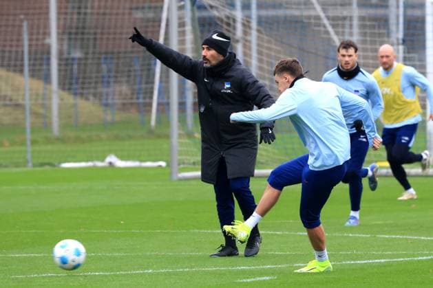 DEU, DFL, 2 FBL Hertha BSC, Training, 17 12 2024, Sportforum, Berlin, DEU, DFL, 2 FBL Hertha BSC, Training, im Bild Cheftrainer Cristian Fiel Hertha BSC Berlin DFL regulations prohibit any use of Photographs as image sequences and or quasi video Foto Juergen Engler nordphoto GmbH nordphotoxGmbHx xEngler nph00076