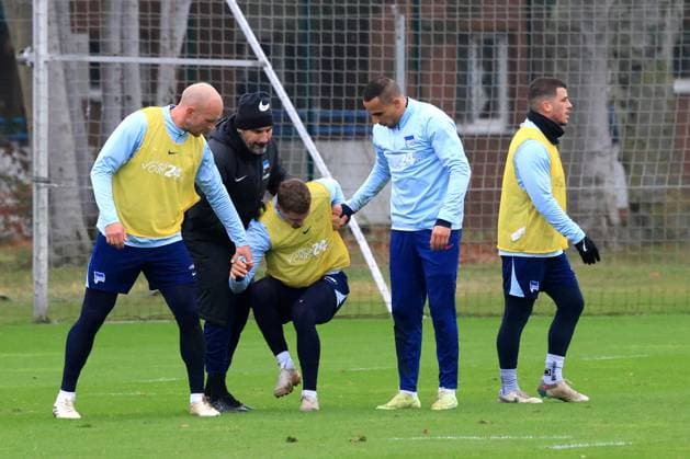 DEU, DFL, 2 FBL Hertha BSC, Training, 17 12 2024, Sportforum, Berlin, DEU, DFL, 2 FBL Hertha BSC, Training, in the picture Michael Cuisance Hertha BSC Berlin 27 , äHead coach Cristian Fiel Hertha BSC Berlin , Toni Leistner Hertha BSC Berlin 37 , Karim Ben Hatira, Diego Demme Hertha BSC Berlin 6 DFL regulations prohibit any use of Photographs as image sequences and or quasi video Foto Juergen Engler nordphoto GmbH nordphotoxGmbHx xEngler nph00076