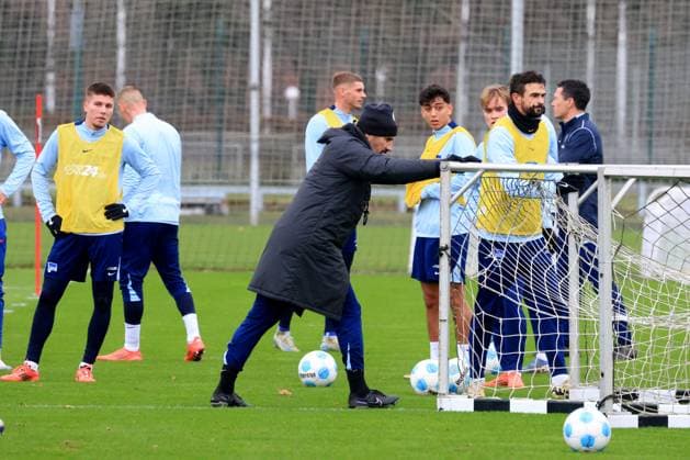 DEU, DFL, 2 FBL Hertha BSC, Training, 17 12 2024, Sportforum, Berlin, DEU, DFL, 2 FBL Hertha BSC, Training, im Bild Cheftrainer Cristian Fiel Hertha BSC Berlin , Smail Prevljak Hertha BSC Berlin 9 DFL regulations prohibit any use of Photographs as image sequences and or quasi video Foto Juergen Engler nordphoto GmbH nordphotoxGmbHx xEngler nph00076