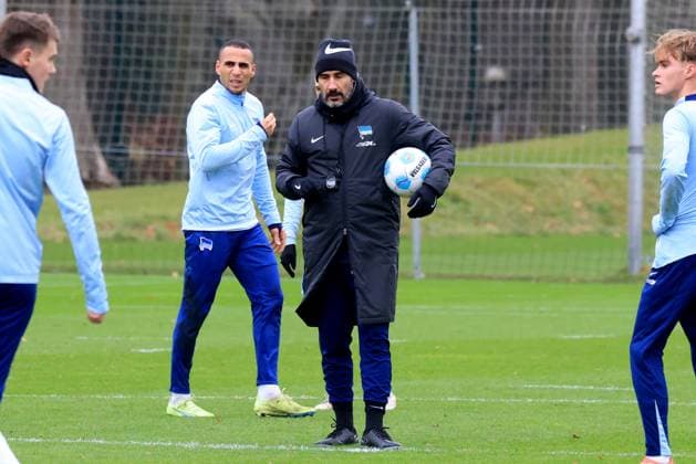 DEU, DFL, 2 FBL Hertha BSC, Training, 17 12 2024, Sportforum, Berlin, DEU, DFL, 2 FBL Hertha BSC, Training, im Bild Cheftrainer Cristian Fiel Hertha BSC Berlin , Karim Ben Hatira DFL regulations prohibit any use of Photographs as image sequences and or quasi video Foto Juergen Engler nordphoto GmbH nordphotoxGmbHx xEngler nph00076