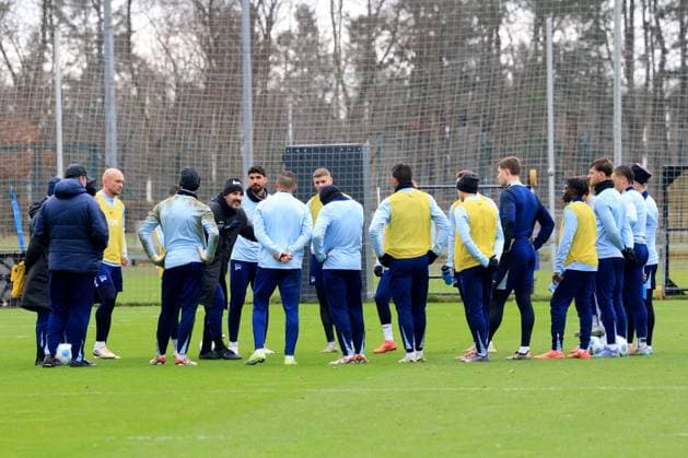 DEU, DFL, 2 FBL Hertha BSC, Training, 17 12 2024, Sportforum, Berlin, DEU, DFL, 2 FBL Hertha BSC, Training, im Bild Cheftrainer Cristian Fiel Hertha BSC Berlin , Hertha Spielerkreis DFL regulations prohibit any use of Photographs as image sequences and or quasi video Foto Juergen Engler nordphoto GmbH nordphotoxGmbHx xEngler nph00076