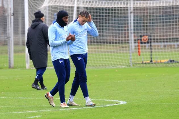 DEU, DFL, 2 FBL Hertha BSC, Training, 17 12 2024, Sportforum, Berlin, DEU, DFL, 2 FBL Hertha BSC, Training, im Bild Deyovaisio Zeefuik Hertha BSC Berlin 42 , Derry Scherhant Hertha BSC Berlin 39 DFL regulations prohibit any use of Photographs as image sequences and or quasi video Foto Juergen Engler nordphoto GmbH nordphotoxGmbHx xEngler nph00076
