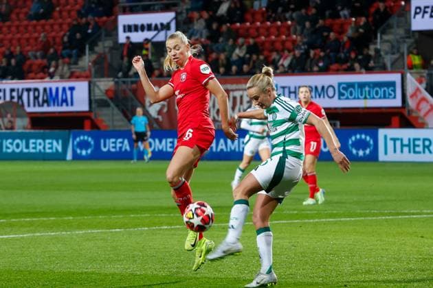 ENSCHEDE, Stadium De Grolsch Veste, 17-12-2024 , season 2024 2025 , UEFA Champions League Women. during the match Twente - Celtic (women), FC Twente player Ella Peddemors Celtic player Natalie Ross Twente - Celtic (women)  x27073429x Copyright: