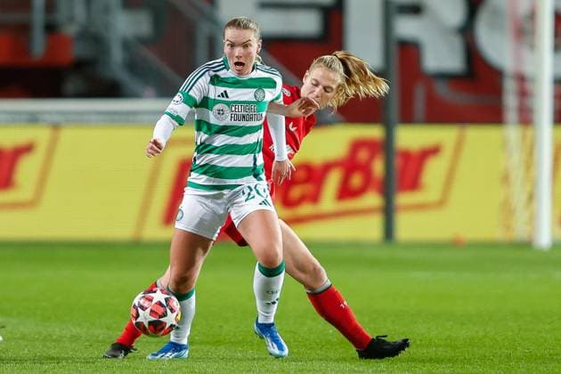ENSCHEDE, Stadium De Grolsch Veste, 17-12-2024 , season 2024 2025 , UEFA Champions League Women. during the match Twente - Celtic (women), Celtic player Saoirse Noonan FC Twente player Lieske Carleer Twente - Celtic (women)  x27073441x Copyright: