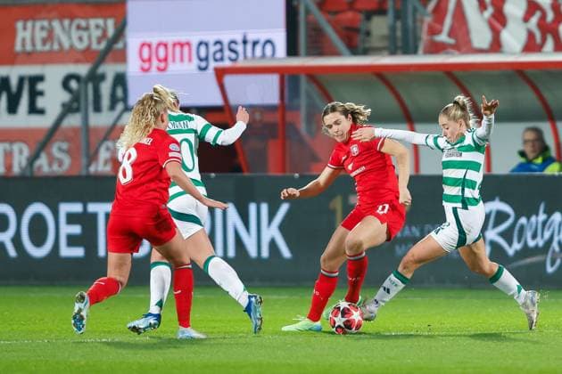 ENSCHEDE, Stadium De Grolsch Veste, 17-12-2024 , season 2024 2025 , UEFA Champions League Women. during the match Twente - Celtic (women), FC Twente player Danique van Ginkel FC Twente player Alieke Tuin Celtic player Lucy Ashworth-Clifford Twente - Celtic (women)  x27073446x Copyright: