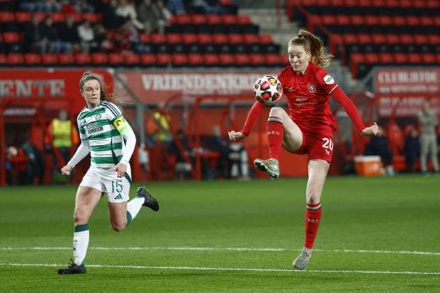 ENSCHEDE - (l-r) Kelly Clark of Celtic FC, Nikee van Dijk of FC Twente during the UEFA Champions League women s match between FC Twente and Celtic FC at Stadion De Grolsch Veste on Dec. 17, 2024 in Enschede, Netherlands. ANP VINCENT JANNINK UEFA Women s Champions League 2024 25 Group Stage MD6 2024 25 xVIxANPxSportx xxANPxIVx 515911428 originalFilename: 515911428.jpg