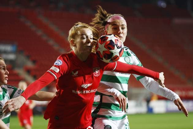 ENSCHEDE - (l-r) Nikee van Dijk of FC Twente, Caitlin Hayes of Celtic FC during the UEFA Champions League women s match between FC Twente and Celtic FC at Stadion De Grolsch Veste on Dec. 17, 2024 in Enschede, Netherlands. ANP VINCENT JANNINK UEFA Women s Champions League 2024 25 Group Stage MD6 2024 25 xVIxANPxSportx xxANPxIVx 515911542 originalFilename: 515911542.jpg