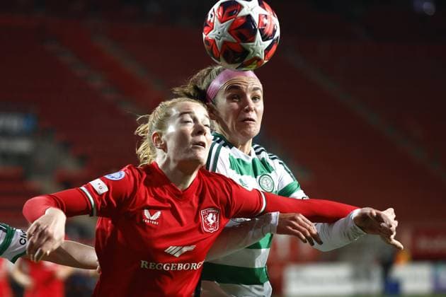 Sport Bilder des Tages ENSCHEDE - (l-r) Nikee van Dijk of FC Twente, Caitlin Hayes of Celtic FC during the UEFA Champions League women s match between FC Twente and Celtic FC at Stadion De Grolsch Veste on Dec. 17, 2024 in Enschede, Netherlands. ANP VINCENT JANNINK UEFA Women s Champions League 2024 25 Group Stage MD6 2024 25 xVIxANPxSportx xxANPxIVx 515911582 originalFilename: 515911582.jpg