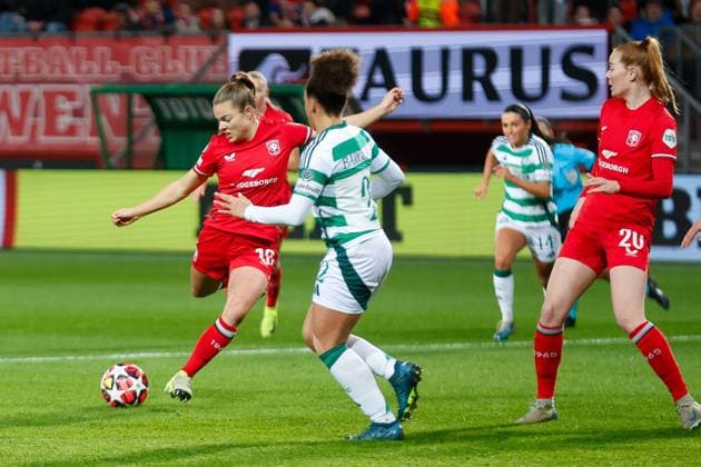 ENSCHEDE, Stadium De Grolsch Veste, 17-12-2024 , season 2024 2025 , UEFA Champions League Women. during the match Twente - Celtic (women), shot FC Twente player Nikee van Dijk Celtic player Celya Barclais Twente - Celtic (women)  x27073498x Copyright: