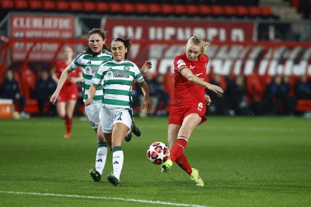 ENSCHEDE - (l-r) Shannon McGregor of Celtic FC, Ella Peddemors of FC Twente during the UEFA Champions League women s match between FC Twente and Celtic FC at Stadion De Grolsch Veste on Dec. 17, 2024 in Enschede, Netherlands. ANP VINCENT JANNINK UEFA Women s Champions League 2024 25 Group Stage MD6 2024 25 xVIxANPxSportx xxANPxIVx 515911950 originalFilename: 515911950.jpg