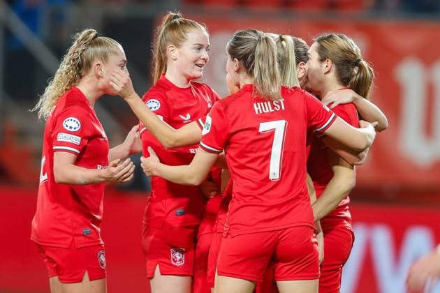 ENSCHEDE, Stadium De Grolsch Veste, 17-12-2024 , season 2024 2025 , UEFA Champions League Women. during the match Twente - Celtic (women), players Twente celebrating the goal scored 1-0 Twente - Celtic (women)  x27073567x Copyright:
