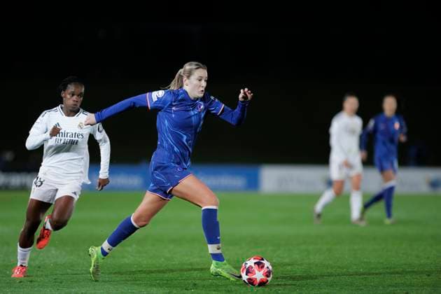 UEFA Women s Champions League - Real Madrid vs Chelsea MADRID, SPAIN -December 17: Wieke Kaptein of Chelsea controls the ball during the UEFA Women s Champions League match between Real Madrid and Chelsea at Alfredo Di Stefano stadium in Madrid. (Photo by Guillermo Martinez) Madrid Alfredo Di Stefano Stadium Spain Copyright: xGuillermoxMartinezx