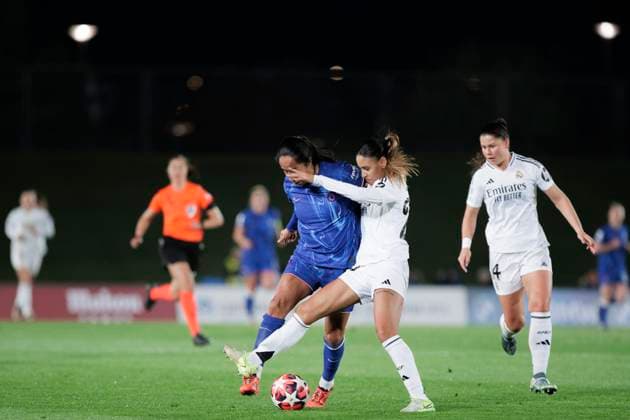 UEFA Women s Champions League - Real Madrid vs Chelsea MADRID, SPAIN -December 17:Mayra Ramirez of Chelsea and Maelle Lakrar of Real Madrid women in action during the UEFA Women s Champions League match between Real Madrid and Chelsea at Alfredo Di Stefano stadium in Madrid. (Photo by Guillermo Martinez) Madrid Alfredo Di Stefano Stadium Spain Copyright: xGuillermoxMartinezx