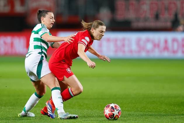 ENSCHEDE, Stadium De Grolsch Veste, 17-12-2024 , season 2024 2025 , UEFA Champions League Women. during the match Twente - Celtic (women), Celtic player Amy Gallacher FC Twente player Sophie te Brake Twente - Celtic (women)  x27073850x Copyright: