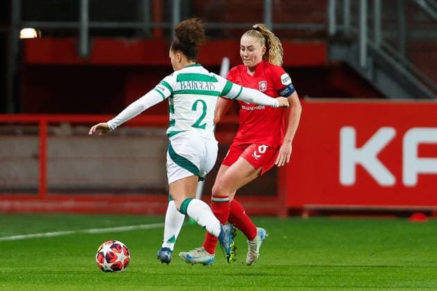 ENSCHEDE, Stadium De Grolsch Veste, 17-12-2024 , season 2024 2025 , UEFA Champions League Women. during the match Twente - Celtic (women), Celtic player Celya Barclais FC Twente player Danique van Ginkel Twente - Celtic (women)  x27073860x Copyright: