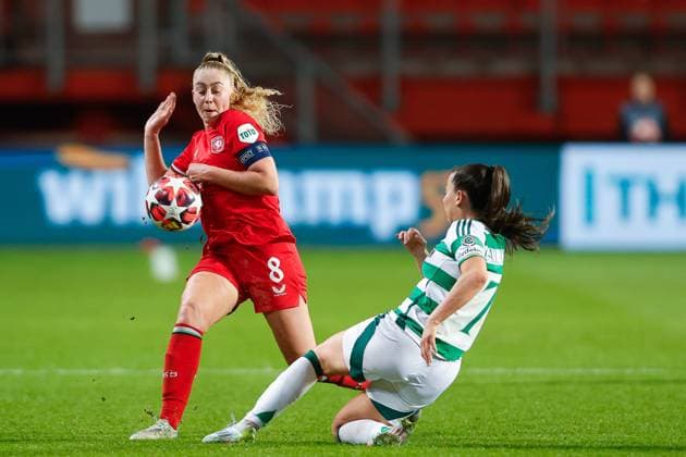 ENSCHEDE, Stadium De Grolsch Veste, 17-12-2024 , season 2024 2025 , UEFA Champions League Women. during the match Twente - Celtic (women), FC Twente player Danique van Ginkel Celtic player Amy Gallacher Twente - Celtic (women)  x27073872x Copyright:
