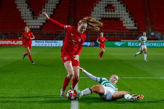 ENSCHEDE, Stadium De Grolsch Veste, 17-12-2024 , season 2024 2025 , UEFA Champions League Women. during the match Twente - Celtic (women), FC Twente player Nikee van Dijk Celtic player Natalie Ross Twente - Celtic (women)  x27073882x Copyright: