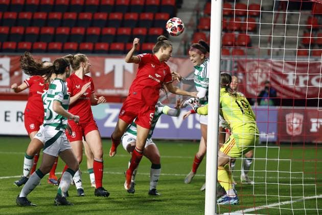 ENSCHEDE - (l-r) Anna Knol of FC Twente, Caitlin Hayes of Celtic FC during the UEFA Champions League women s match between FC Twente and Celtic FC at Stadion De Grolsch Veste on Dec. 17, 2024 in Enschede, Netherlands. ANP VINCENT JANNINK UEFA Women s Champions League 2024 25 Group Stage MD6 2024 25 xVIxANPxSportx xxANPxIVx 515914760 originalFilename: 515914760.jpg