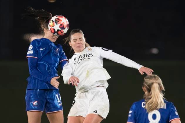 UEFA Women s Champions League - Real Madrid vs Chelsea MADRID, SPAIN -December 17: Nathalie Bjorn of Chelsea and Signe Bruun of Real Madrid women fight for the ball during the UEFA Women s Champions League match between Real Madrid and Chelsea at Alfredo Di Stefano stadium in Madrid. (Photo by Guillermo Martinez) Madrid Alfredo Di Stefano Stadium Spain Copyright: xGuillermoxMartinezx